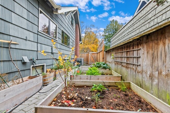 Building Photo - 4Bd/3Ba Seattle House