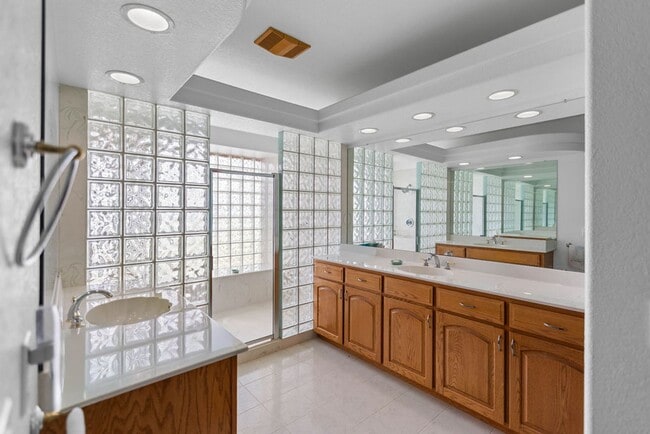 Building Photo - 3957 Valley Oak Dr