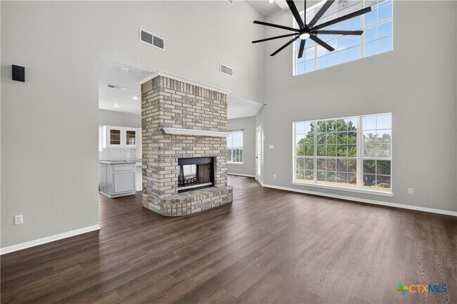 Building Photo - 1810 Mesa Oaks Cir