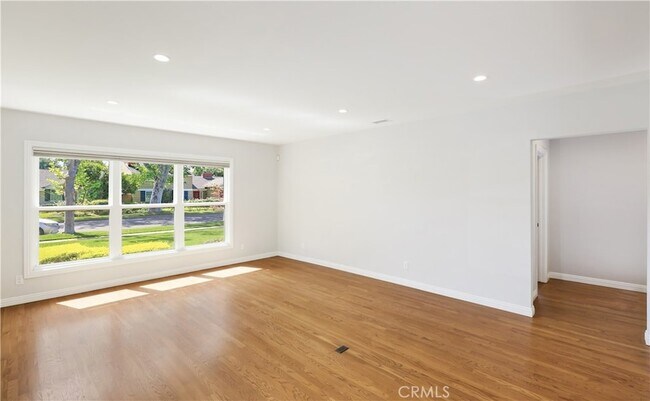 Building Photo - 933 W Riviera Dr