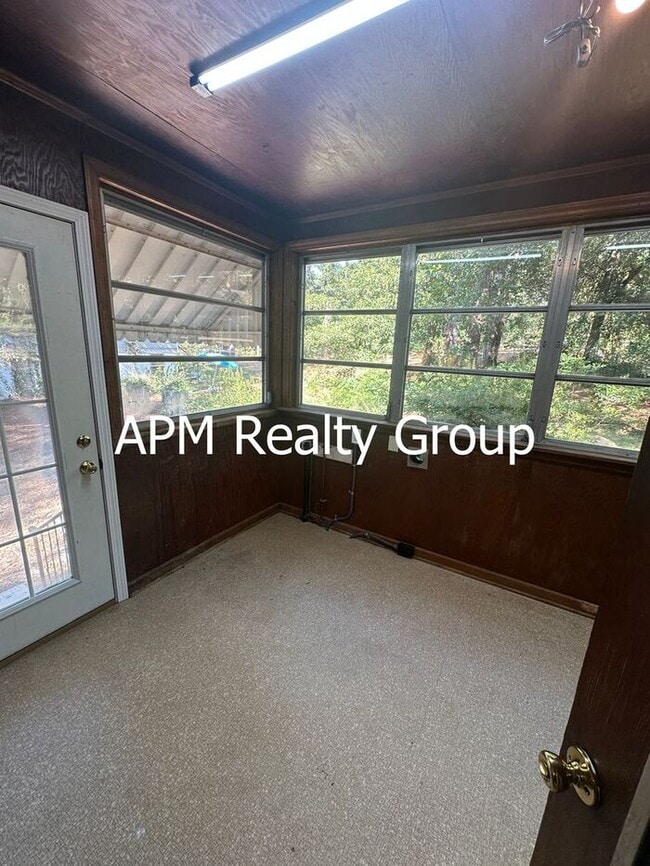 Building Photo - Private Country Feel Close to Downtown