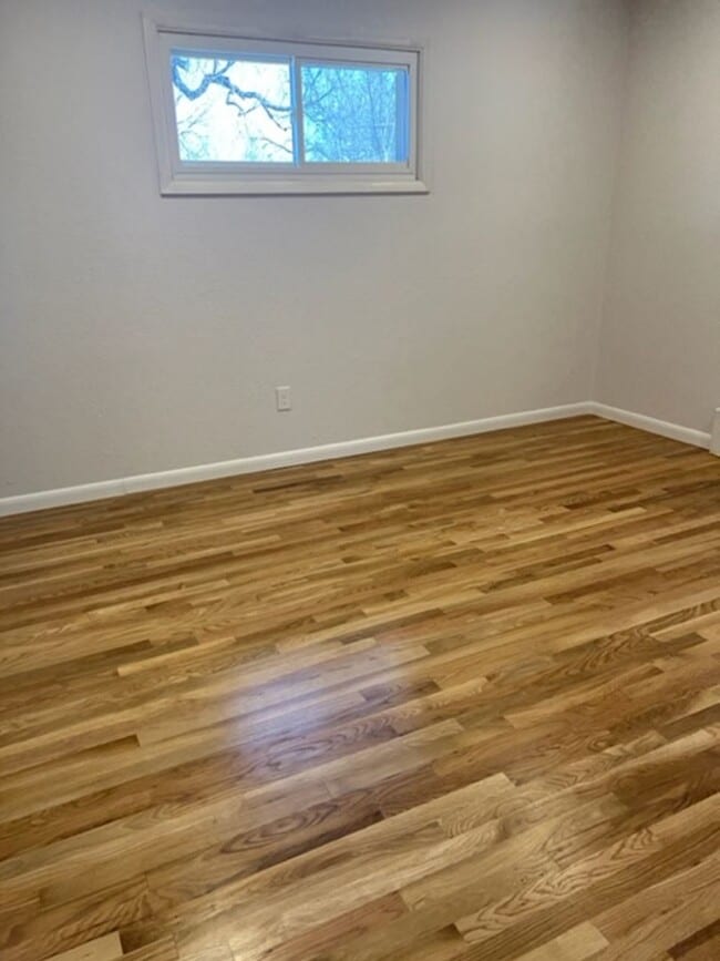 Building Photo - 4 BEDROOM HOME IN SKYWAY!!