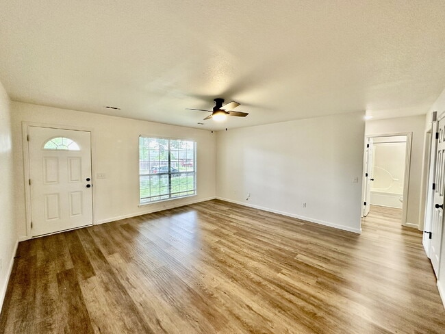 Building Photo - 800 E Kara Ln.