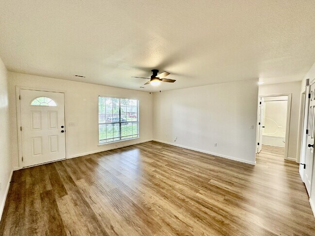 Building Photo - 802 E Kara Ln