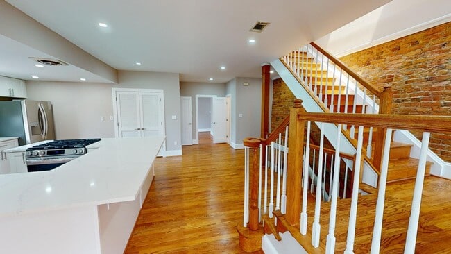 Building Photo - 911 Monroe St NW