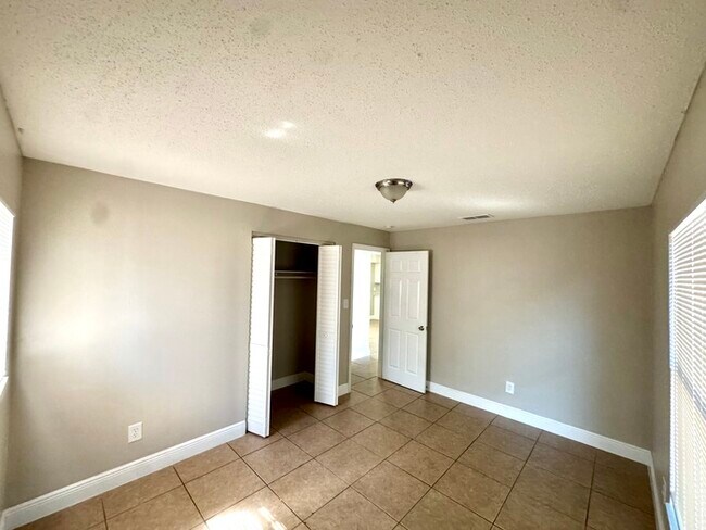 Building Photo - 4566 Chateau Rd