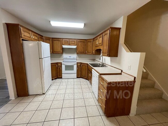 Building Photo - 701 S Pinhook Dr