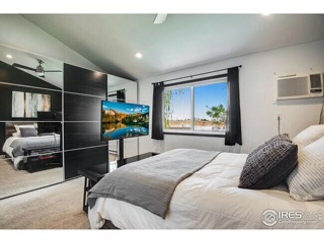 Building Photo - Recently Renovated and Updated 5 BR Townho...