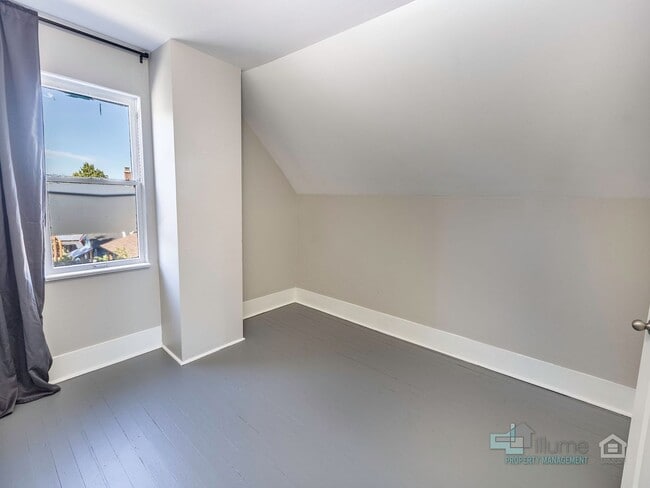 Building Photo - Charming 2-Bedroom Home with Private Yard ...