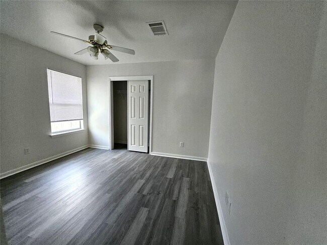 Building Photo - 202 N Pauley Dr