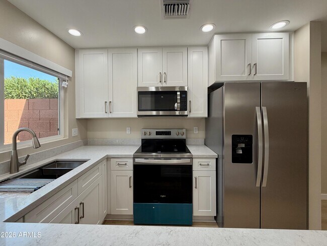 Building Photo - 2532 E Bluefield Ave