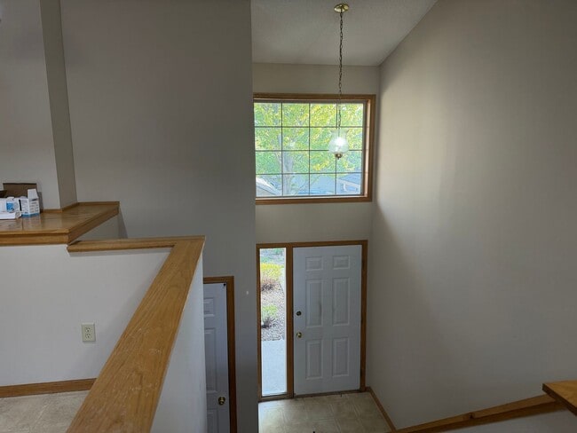 Building Photo - 3 bed 2bath townhome finished basewment , double garage, deck