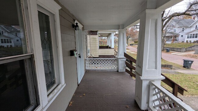 Building Photo - Welcome to this charming 3-bedroom, 1-bathroom home located in the heart of Akron