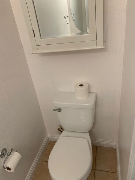 1/2 bath first floor - 11860 Brandywine Pl