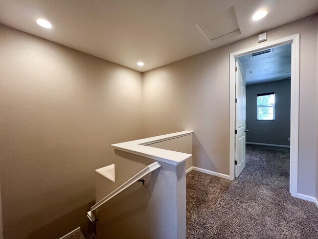 Building Photo - 3 Bd, 2.5 Ba Condo in Elk Grove