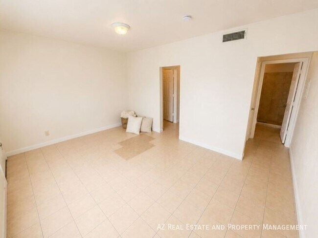 Building Photo - 1229 W Pierce St