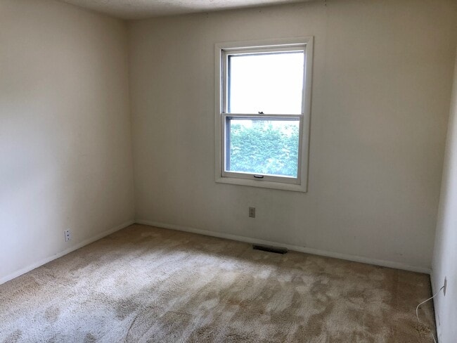 Building Photo - 4-Bedroom, 2-Bath in Normal