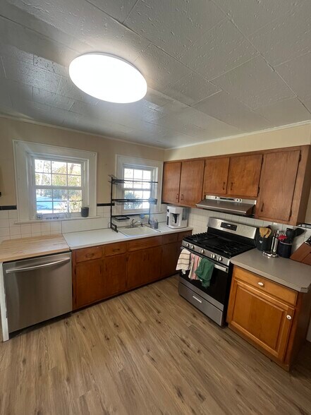 Building Photo - 81 Tooker Ave