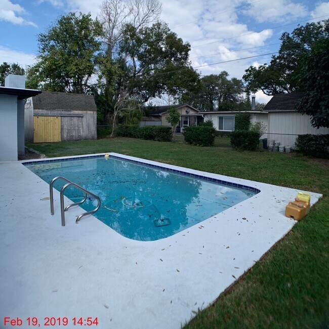 Building Photo - Charming 3 Bedroom 1.5 Bathroom POOL Home in Orlando!!