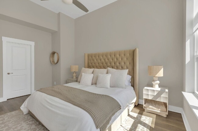 Building Photo - Better-than-new townhome in Highlands at S...