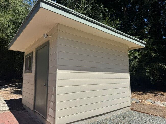Building Photo - Fabulous single level Lafayette home nestled at the end of a tree-lined drive.