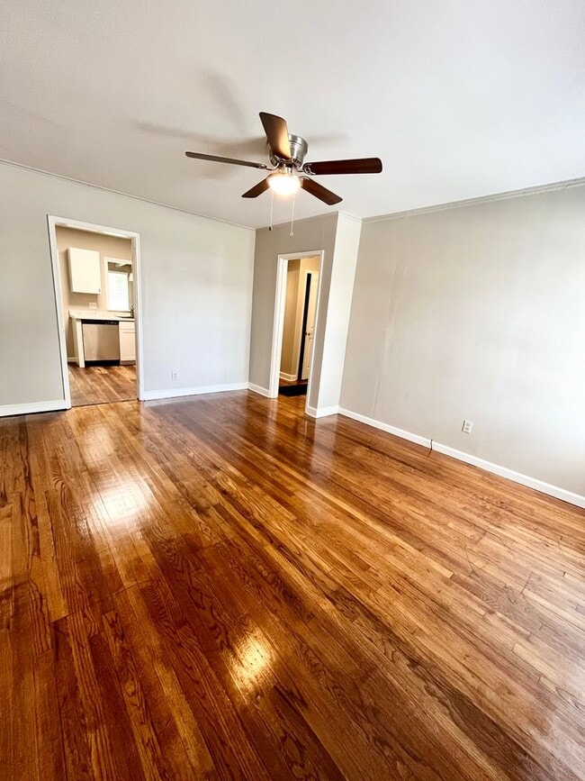 Building Photo - 204 SE Lakewood Dr