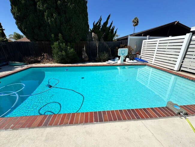 Building Photo - Upgraded 3 Bed / 2 Bath Pool Home with Sol...