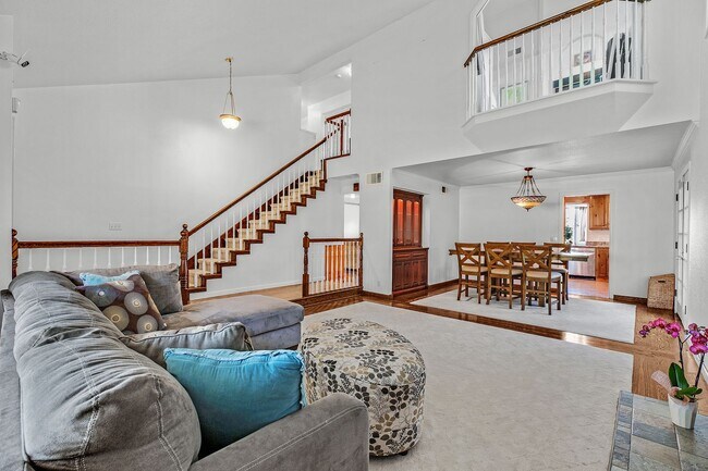 Building Photo - *COMING SOON!* 4 bed/3 bath lake house wit...