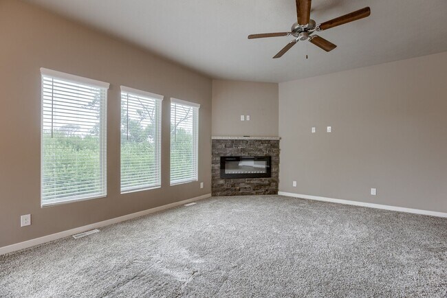 Building Photo - Gorgeous 3 Bedroom In Papillion!!