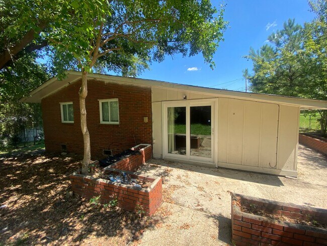 Building Photo - **AVAILABLE NOW**3 Bedroom / 1.5 Bathroom ...