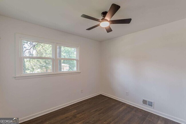 Building Photo - 2352 Glendale Dr