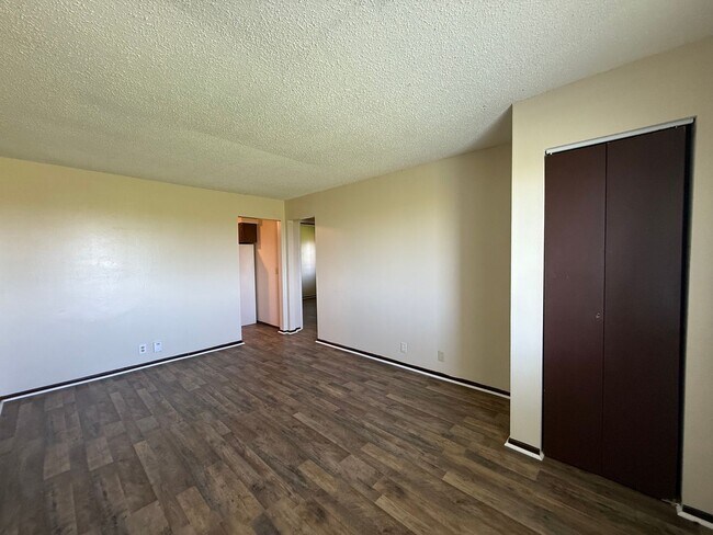 Building Photo - 2 Bed / 1 Bath Apartment in Quiet Warrensburg — Available Now