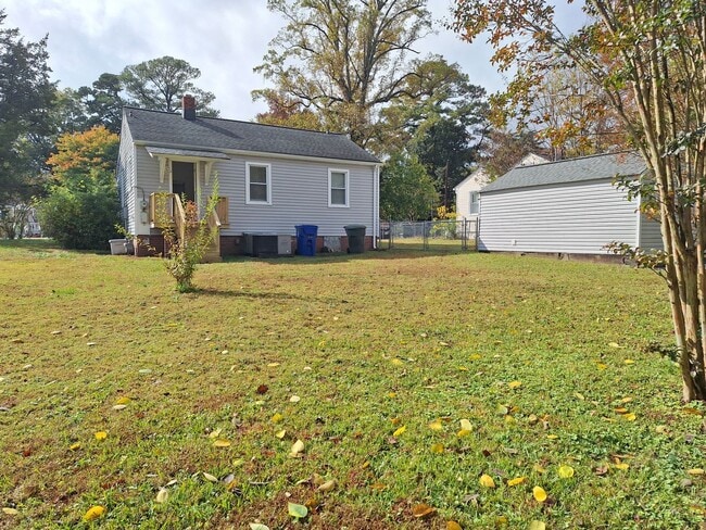 Building Photo - 10 Commodore Dr