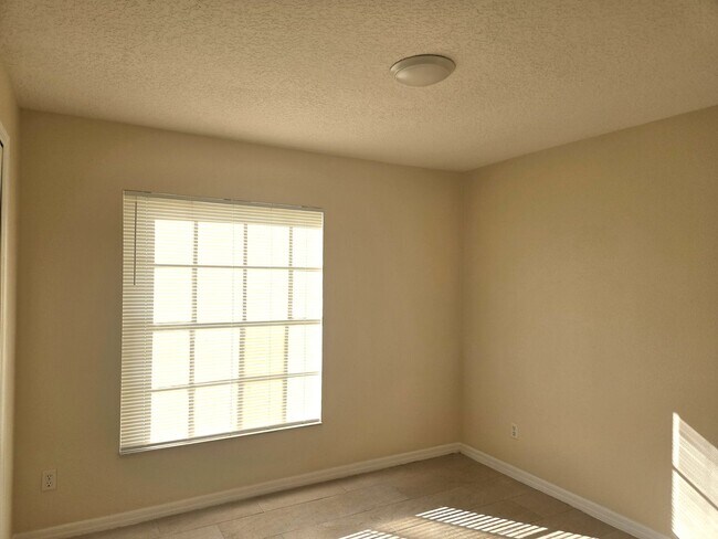 Building Photo - 3/2 on Large Lot Available Now