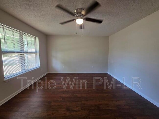 Building Photo - 113 Northfield Dr