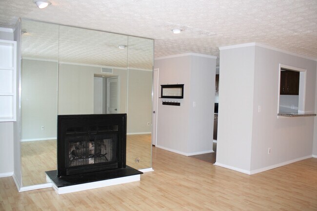 Building Photo - Just outside the perimeter at 75 and 285!