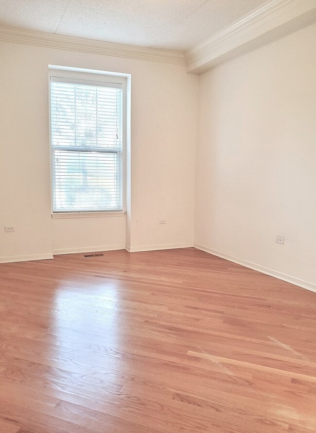 Building Photo - 1914 Crenshaw Cir