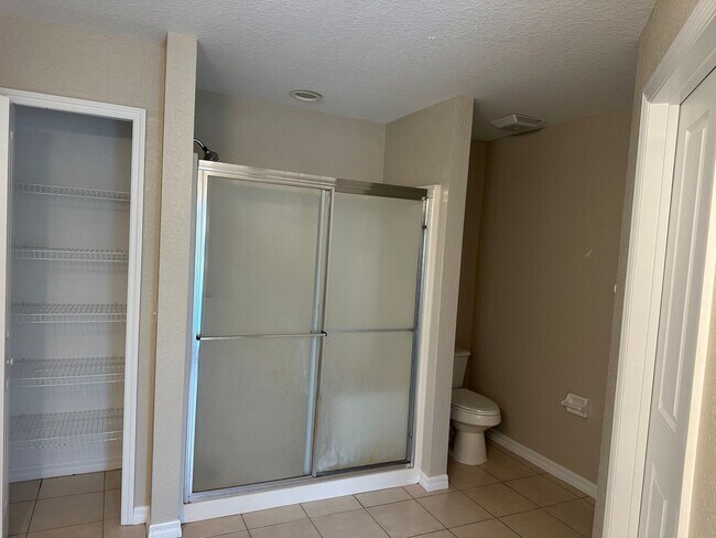 Building Photo - Gorgeous Large 4 Bed / 3 Bath Pool Home in Gated Community Davenport