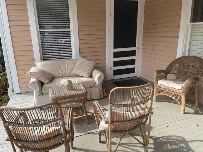 Building Photo - 236 Howard St NE