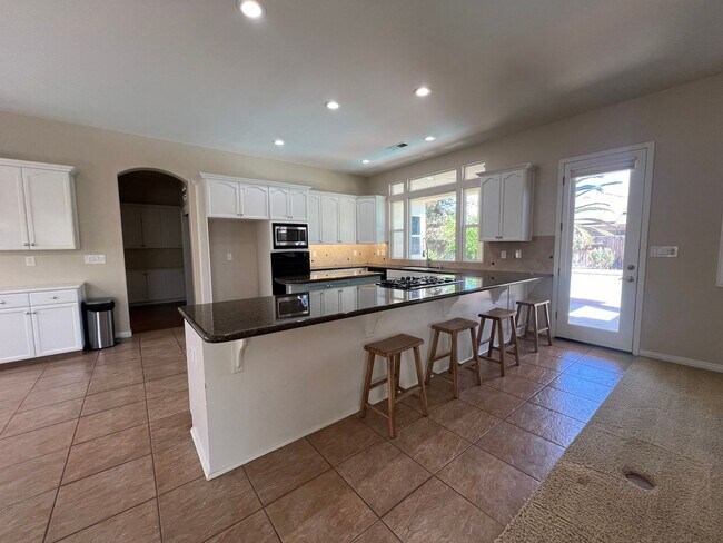 Building Photo - Charming 3 bedroom 2.5 bath!