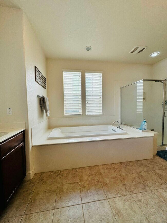 Building Photo - 3166 Vittoria Loop