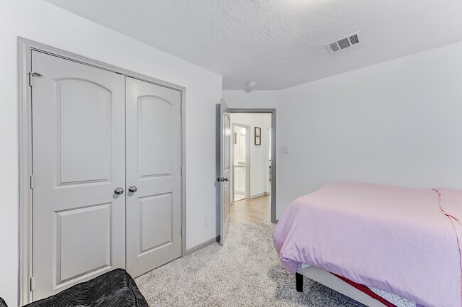 Building Photo - 204 Shoreview Dr