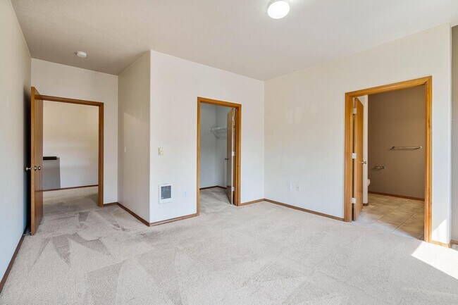 Building Photo - Immaculate 2-bdrm/2-bath, 2nd-floor, corner-unit condo in Bethany Village.  In-unit laundry, deed...