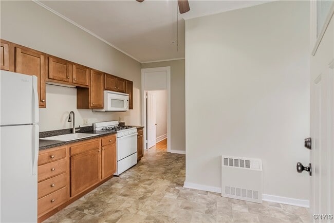 Building Photo - 25 College St