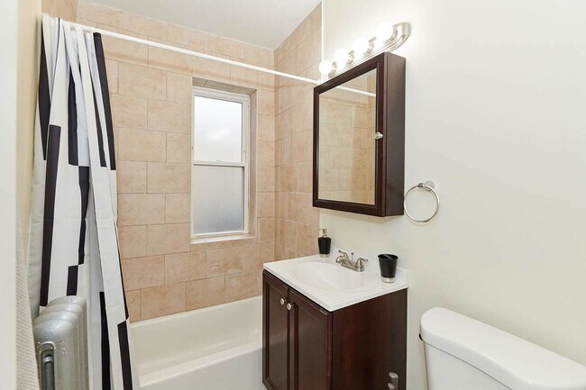 Building Photo - 2536 W Thorndale Ave