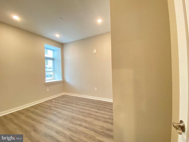 Building Photo - 1 W Main St