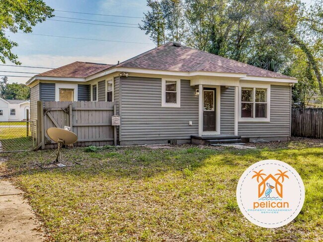Building Photo - Cozy 2 Bedroom House with Large Yard in Pe...