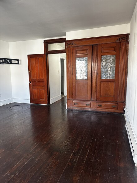 Master - 918 W Marshall St