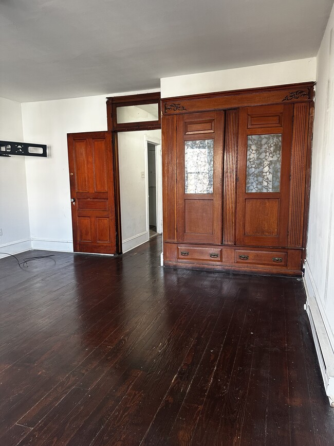 Master - 918 W Marshall St