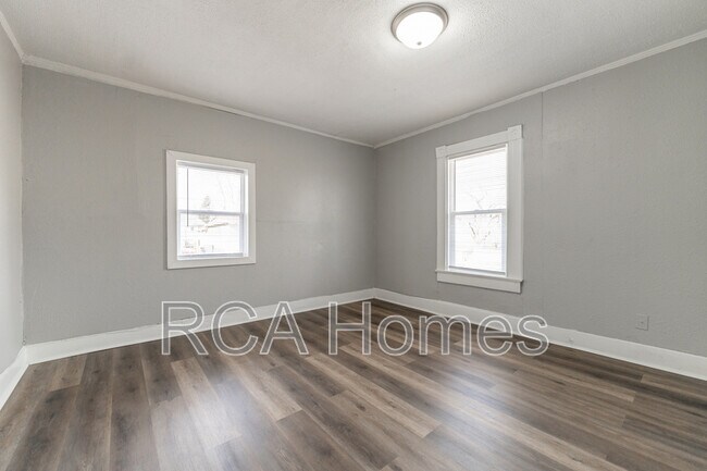 Building Photo - 2427 N Kenwood Ave